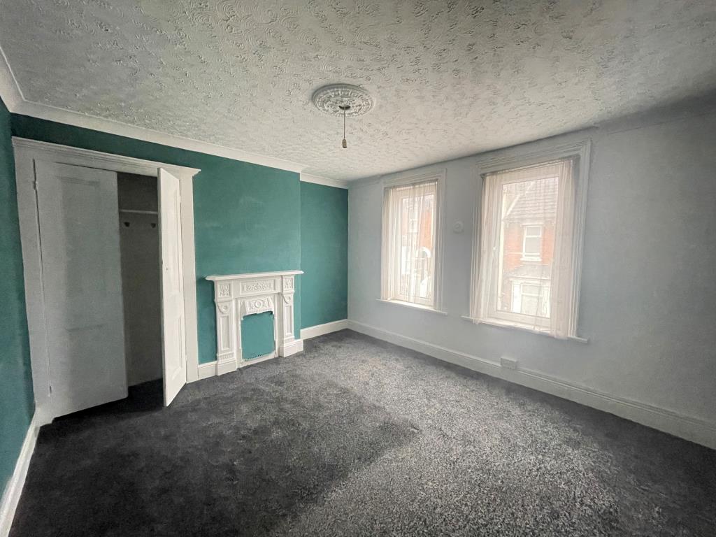 Lot: 11 - WELL PRESENTED THREE-BEDROOM HOUSE - Bedroom with fireplace